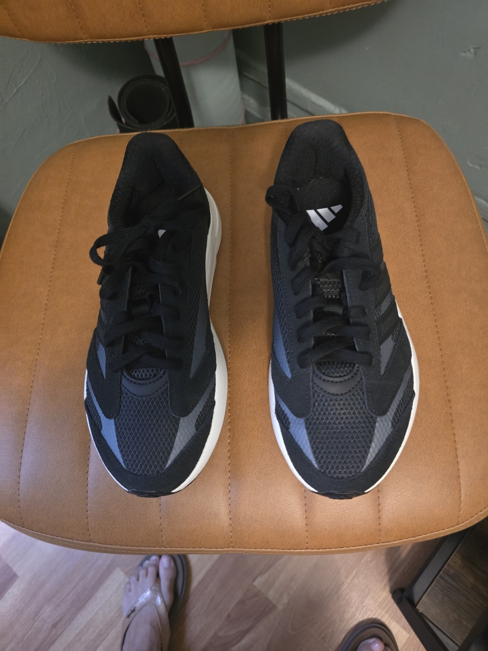 adidas Men’s Black & White Lightweight Sneakers